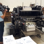 Nahaufnahme einer alten Druckmaschine beim Stanzen